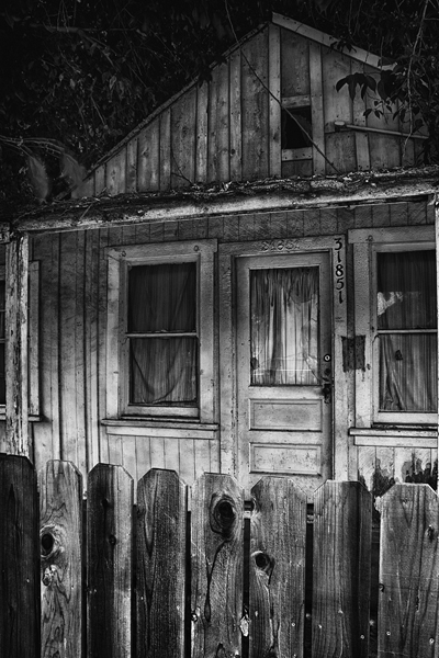 Dilapidated_House_with_Picket_Fence
